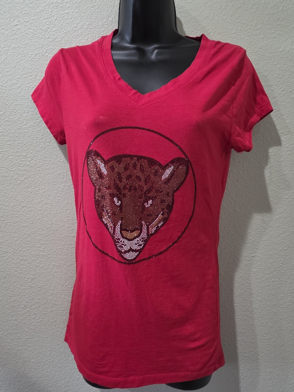 Women’s Red Sequin Leopard Graphic V‑Neck Tee